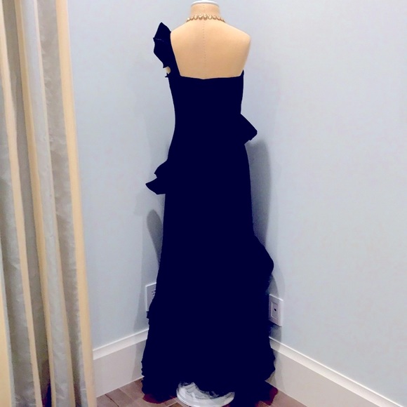 💯✅ AUTHENTIC ARNALDO COUTURE ONE SHOULDER GOWN - Picture 5 of 5